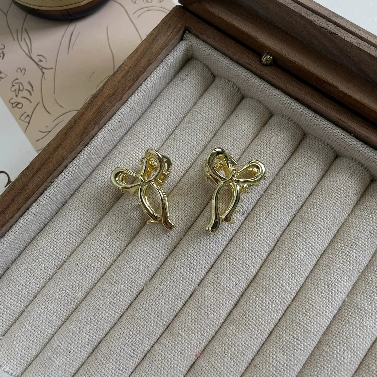 Fashion Hair Claws for Women – Elegant Alloy Headwear for Winter & Outdoor Style
